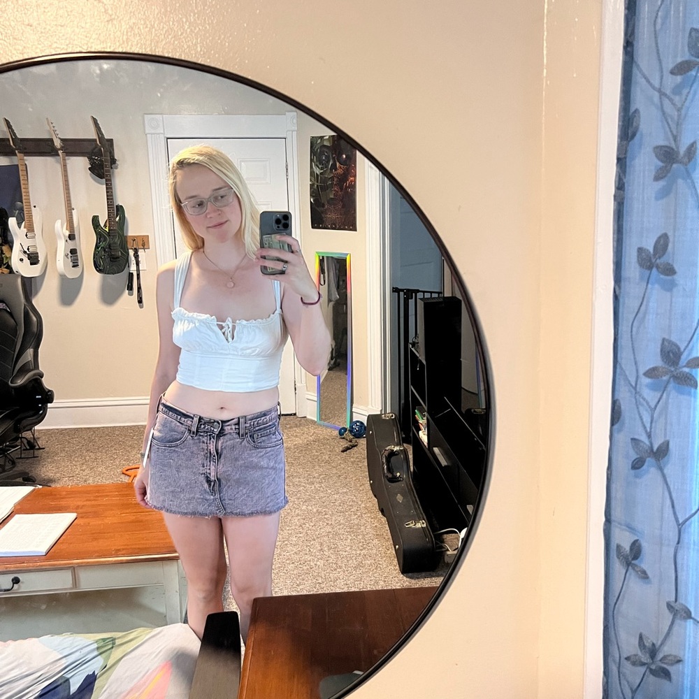 Levi’s denim washed pink micro mini skirt. Tags still on, never worn. 32 x 30.